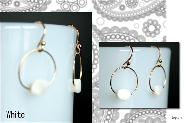 アクセサリー■ビーズ付き 小ぶりのフープピアス(ホワイト)